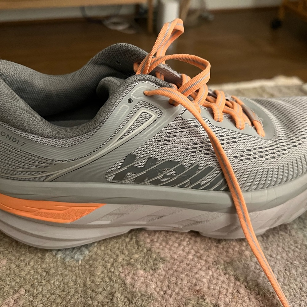 Hoka Bondi 7 - grey and light orange